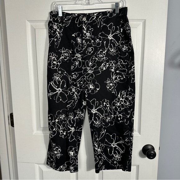 Chico's size 1 capris, black/white floral, cotton blend, spring, summer - Picture 1 of 10